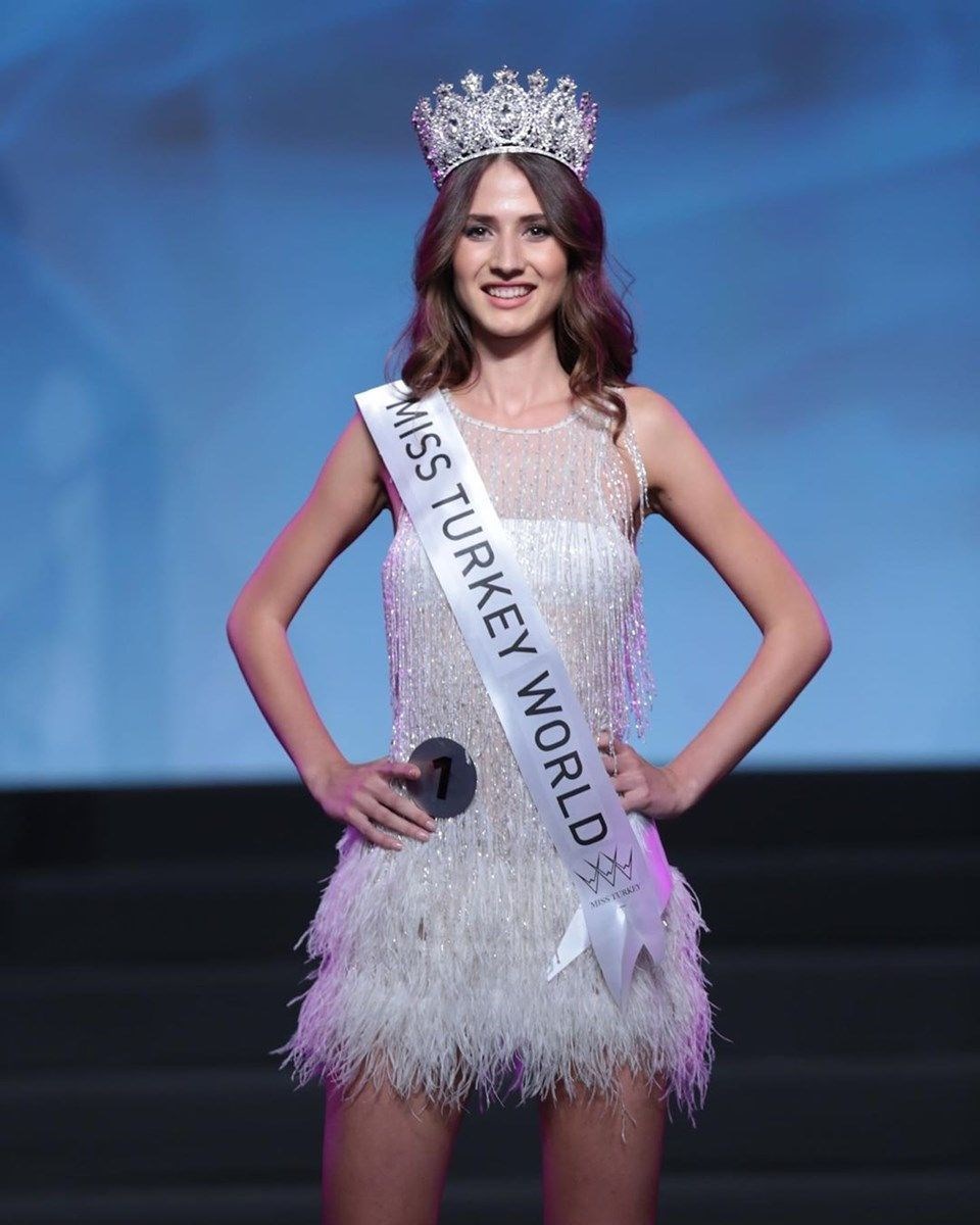 2021 العالم ملكة جمال كارولينا بيوليسكا
